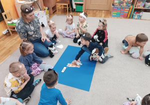 04 Chłopiec przykleja podpis na plakacie