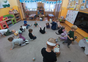 06 Zabawy gimnastyczne z piłeczką