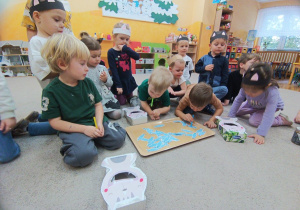 07 Dzieci przenoszą rybki przy użyciu słomki