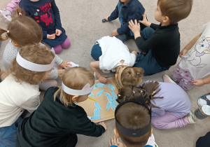 08 Dzieci przenoszą rybki przy użyciu słomki