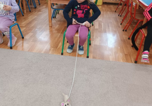 11 Dziewczynka zwija myszkę