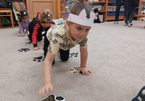 14 Chłopiec idzie po śladach