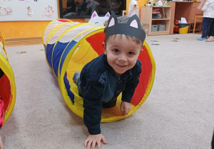 15 Chłopiec przechodzi przez tunel