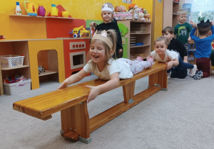 16 Dzieci przechodzą przez tor przeszkód