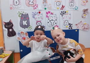 17 Chłopcy pozują do zdjęcia