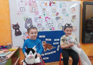 18 Chłopiec pozują do zdjęcia