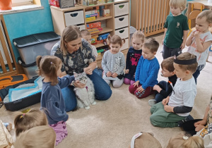 19 Dzieci poznają zwyczaje kota