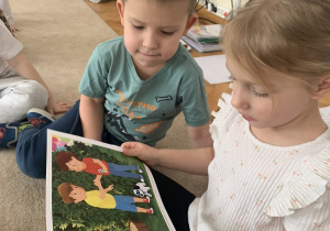 Dziewczynka i chłopiec szukają na ilustracji poznanego czuciaka.