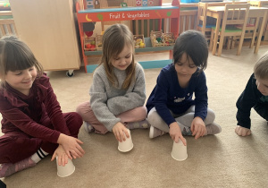 Zabawa z kubeczkami - Co się ukryło pod kubeczkiem?.