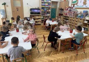 Grupa Kropelek podczas pracy przy stolikach.