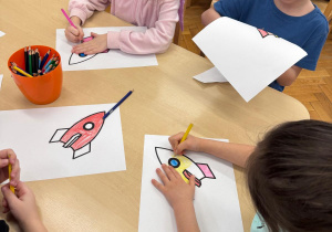 Dzieci ozdabiają rakiety.