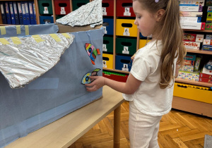 Dziewczynka zamienia zwykłe pudełko w kosmiczny statek.