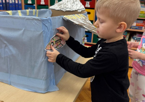Chłopiec uczestniczy w kosmicznej przygodzie, tworząc wspólne dzieło.