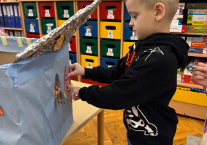 Chłopiec zamienia pudełko w prawdziwy statek kosmiczny.