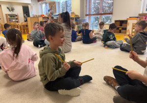 Zabawa muzyczna z wykorzystaniem patyczków.