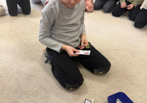 Chłopiec rozwiązuje zadanie.