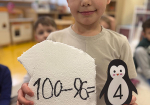 Chłopiec samodzielnie wymyślił oraz zapisał działanie matematyczne.