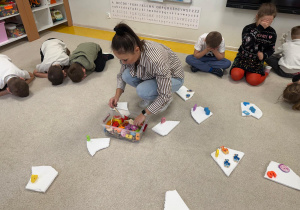 Pani przygotowuje dla dzieci zadanie.