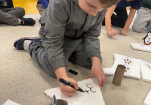 Chłopiec samodzielnie zapisuje działanie.