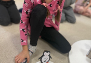 Dziewczynka zapisała działanie matematyczne.