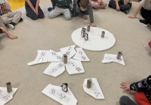 Dzieci szukają odpowiedniej kry.