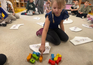 Dziewczynka liczy na liczmanach - rybkach.