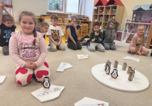 Dziewczynka dopasowała pingwinka do odpowiedniej kry.