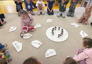 Dziewczynka dopasowała pingwinka do odpowiedniej kry.