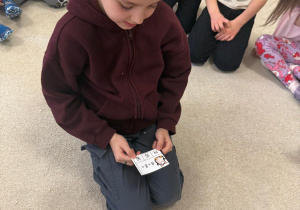 Chłopiec rozwiązuje zadanie.