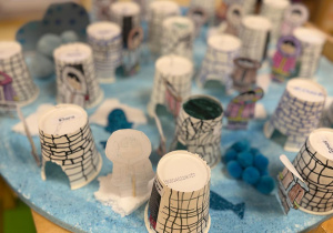 Wspólna praca plastyczna - lodowa kraina.