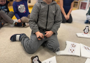 Chłopiec zapisał działanie.