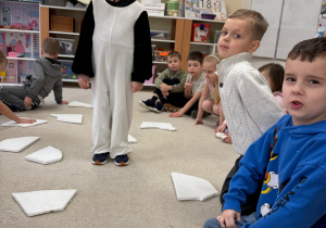 Pingwinek pokonuje trasę.