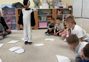 Pingwinek pokonuje trasę.