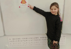 Dziewczynka prezentuje Brawojkę.