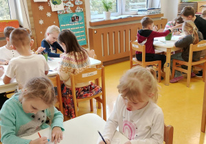 Dzieci kolorują Brawojkę.