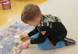 Chłopiec odsyła Brawojkę na jej wyspę.