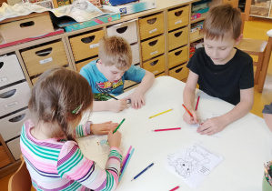 Dzieci kolorują Brawojkę.