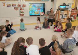 Pani czyta dzieciom opowiadanie.