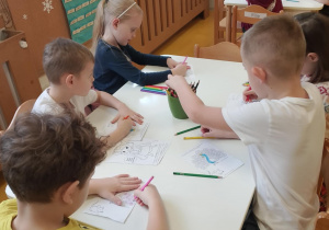 Dzieci kolorują przy stoliczku.
