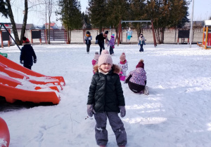 Dziewczynka w stroju zimowym.