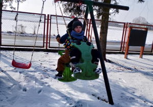 Dzieci na huśtawce.