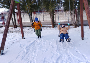 Dzieci na huśtawkach.