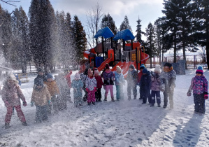 Dzieci rzucają śniegiem.