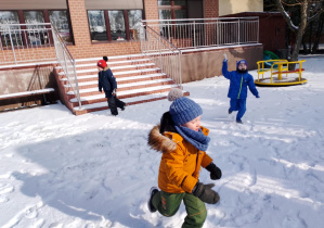 Dzieci biegają na świeżym powietrzu.