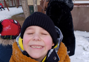 Uśmiechnięty chłopczyk.