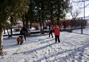 Dzieci wesoło bawią się na dworze.