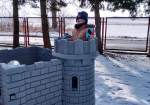 Chłopiec stoi na zamku.