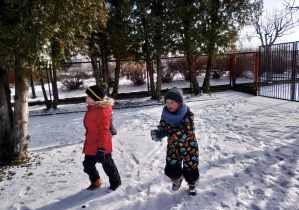 Dzieci rzucają śniegiem.