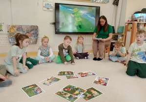 Pani czyta dzieciom opowiadanie.