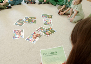 Dzieci słuchają opowiadania.